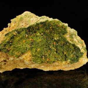 Ce sont des cristaux de crocoïte sur pyromorphite de Nontron, une pièce pour collectionneur de minéraux.