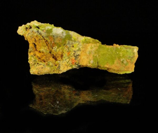 Ce sont des cristaux de crocoïte sur pyromorphite de Nontron, une pièce pour collectionneur de minéraux.