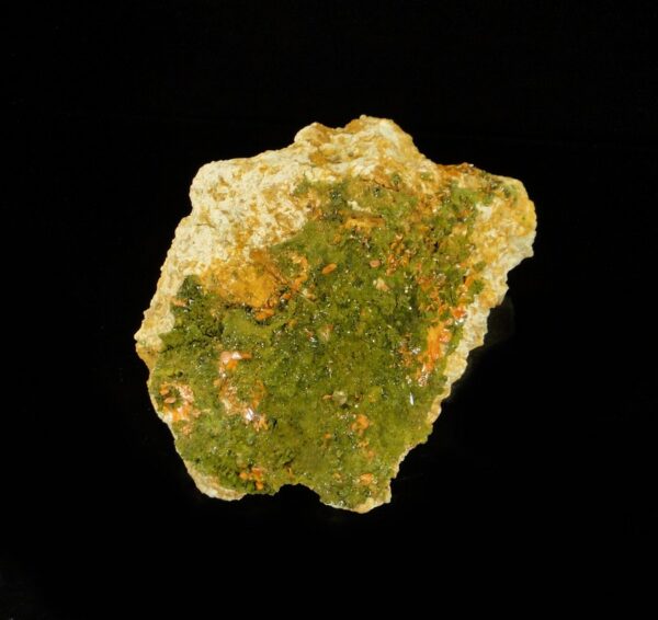 Ce sont des cristaux de crocoïte sur pyromorphite de Nontron, une pièce pour collectionneur de minéraux.