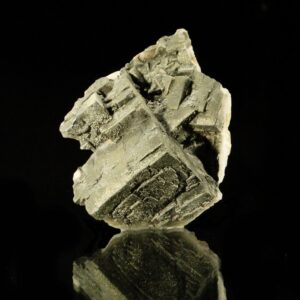 Ce sont des cristaux de fluorite recouverts de pyrite, c'est une pièce pour collectionneur de minéraux.