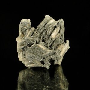 Ce sont des cristaux de fluorite associés à de la baryte de Chaillac, une pièce pour collectionneur de minéraux.