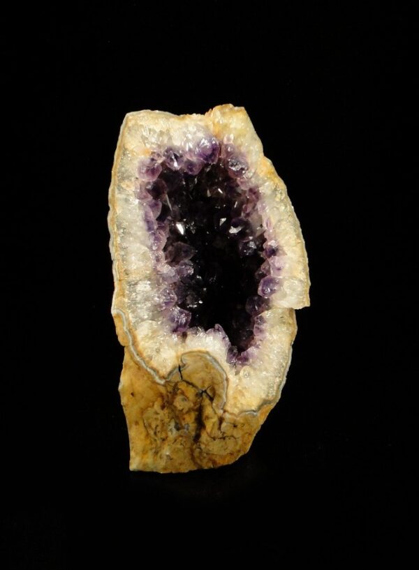 C'est une géode de cristaux d'améthyste, une pièce pour collectionneur de minéraux.