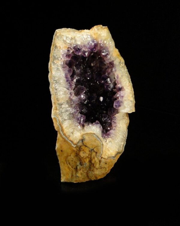 C'est une géode de cristaux d'améthyste, une pièce pour collectionneur de minéraux.