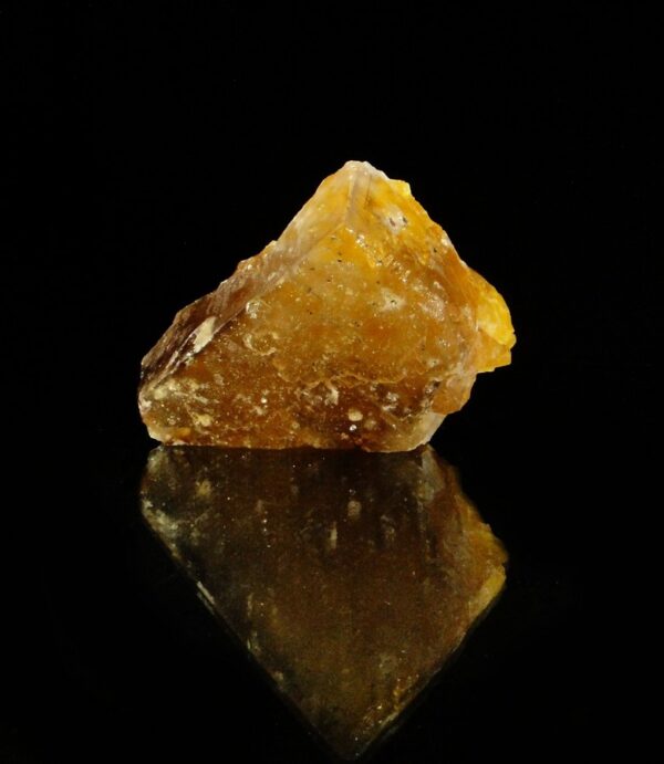 Un cristal de fluorite de Valzergues en Aveyron, c'est une pièce pour collectionneur minéraux.