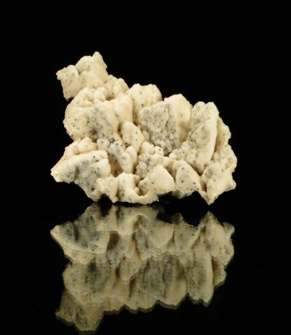 C'est une périmorphose de cristaux de calcite de Roumanie, une pièce pour collectionneur de minéraux.