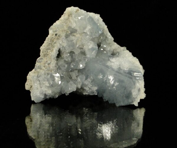 Ce sont des cristaux de célestine de Madagascar, ils se présentent sous forme de géode, c'est une pièce pour collectionneur de minéraux.