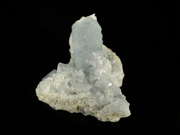 Ce sont des cristaux de célestine de Madagascar, ils se présentent sous forme de géode, c'est une pièce pour collectionneur de minéraux.