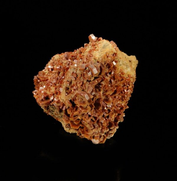 Ce sont des cristaux de vanadinite rouge vif du Maroc, c'est une pièce pour collectionneur de minéraux.