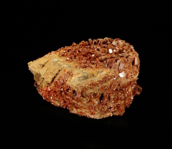 Ce sont des cristaux de vanadinite rouge vif du Maroc, c'est une pièce pour collectionneur de minéraux.