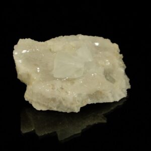 Ce sont des cristaux de fluorite associé à du quartz, de Montroc dans le Tarn, c'est une pièce pour collectionneur de minéraux.