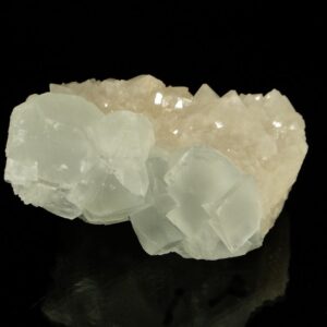 Ce sont des cristaux de fluorite associé à du quartz, de Montroc dans le Tarn, c'est une pièce pour collectionneur de minéraux.