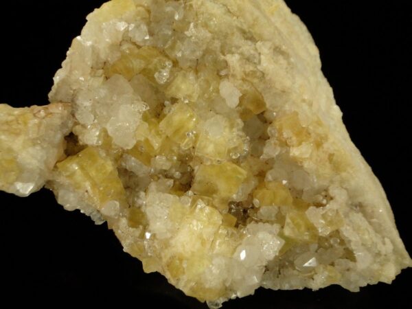 Ce sont des critaux de fluorite sur du quartz, une pièce de Valzergues dans l'Aveyron, pour collectionneur de minéraux.