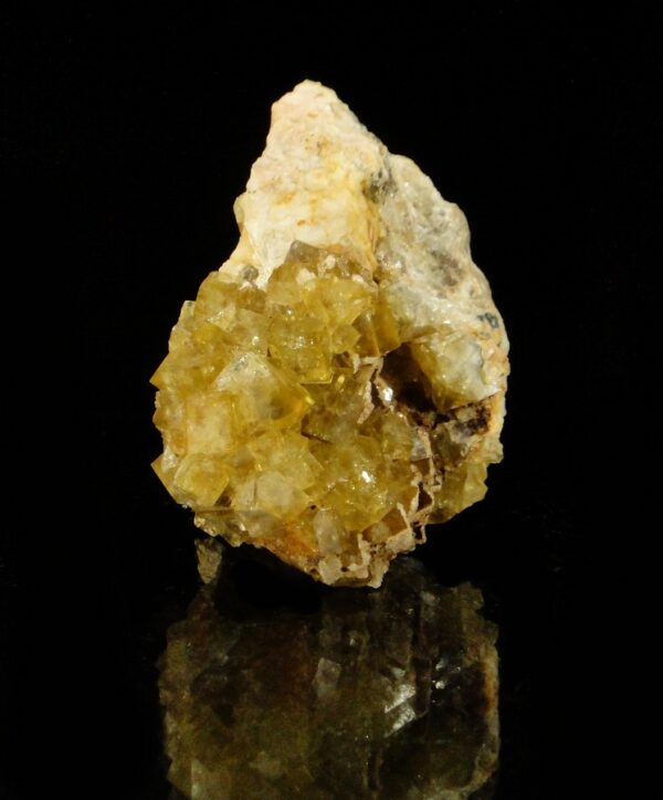 Un ensemble de cristaux jaune de fluorite de Marigny sur Yonne, Toyot, c'est une pièce pour collectionneur de minéraux.