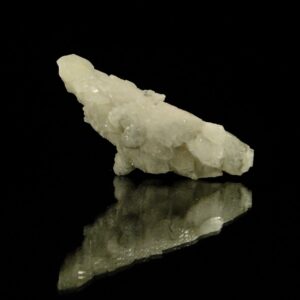 Un ensemble de cristaux de calcite de la mina Moscona, Solis, c'est une pièce pour collectionneur de minéraux.