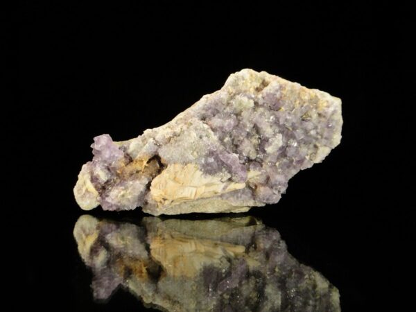 Un ensemble de cristaux de fluorite de Berbes, c'est une pièce pour collectionneur de minéraux.