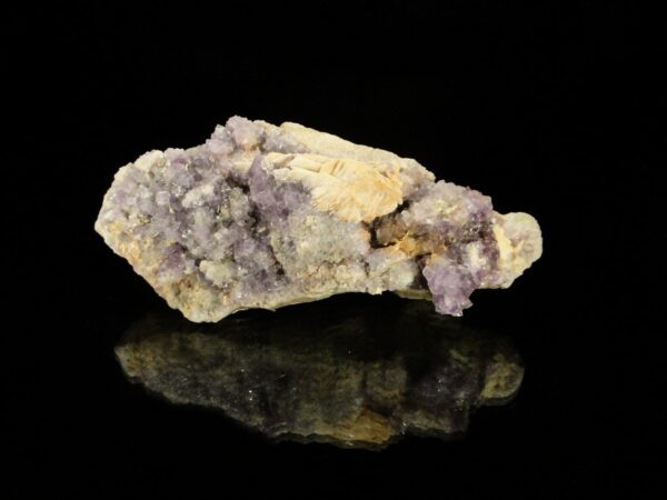 Un ensemble de cristaux de fluorite de Berbes, c'est une pièce pour collectionneur de minéraux.