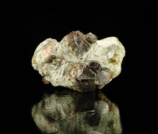 Un ensemble de cristaux de grenat almandins du Tyrol, c'est une pièce pour collectionneur de minéraux.