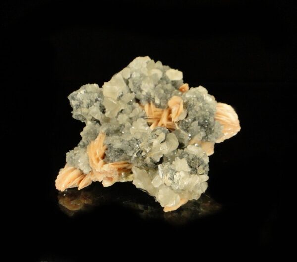 Un ensemble de cristaux de cérusite et de baryte du Maroc, Mibladen, c'est une pièce pour collectionneur de minéraux.