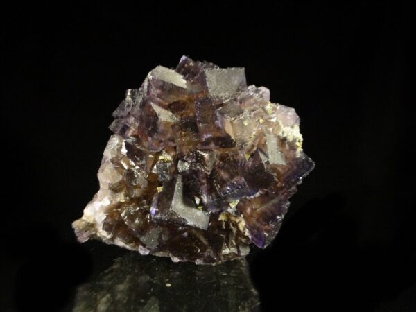 Un ensemble de cristaux flottant de fluorite de la mine de Muzquiz au Mexique, c'est une pièce pour collectionneur de minéraux.