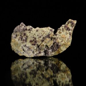 Des cristaux de fluorite de Buxières les Mines dans l'Allier, c'est une pièce pour collectioneurs de minéraux.