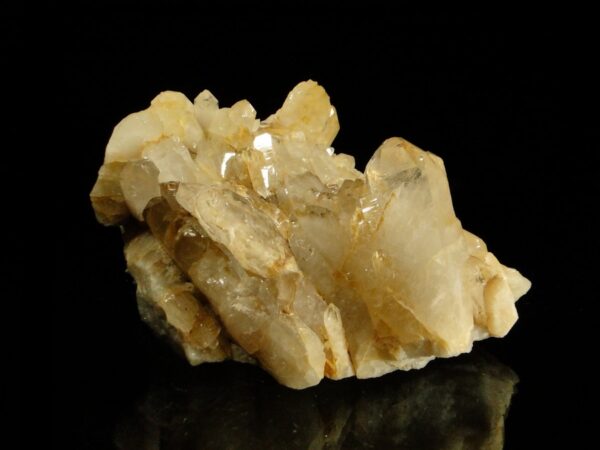 Ce sont des cristaux de quartz de Savoie, une pièce pour collectionneur de minéraux.