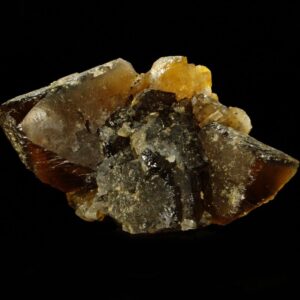 Un ensemble de cristaux de fluorite de grande dimension, une pièce pour collectionneur de minéraux de Valzergues dans l'Aveyron.