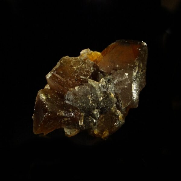 Un ensemble de cristaux de fluorite de grande dimension, une pièce pour collectionneur de minéraux de Valzergues dans l'Aveyron.