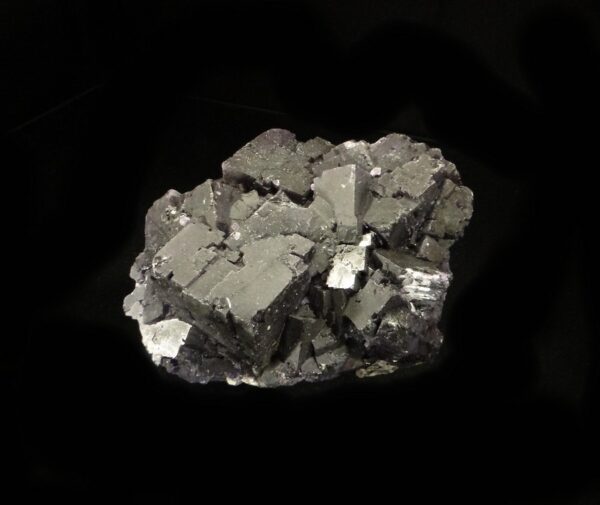 C'est un ensemble de cristaux de fluorite de Elmwood mine, Tennessee, c'est une pièce pour collectionneur de minéraux.