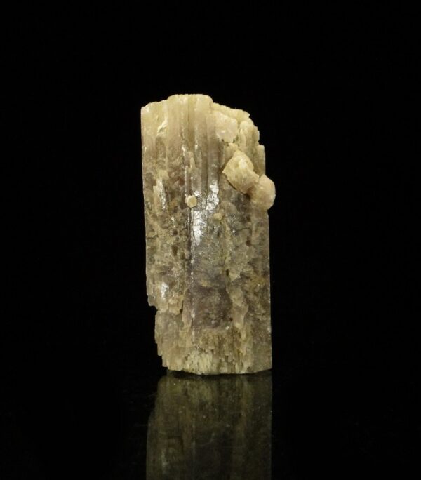 Un ensemble de cristaux d'aragonite de Minglanilla en Espagne, c'est une pièce pour collectionneur de minéraux.