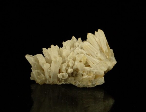 Un ensemble de cristaux de quartz de Cavnic, c'est une pièce pour collectionneur de minéraux.