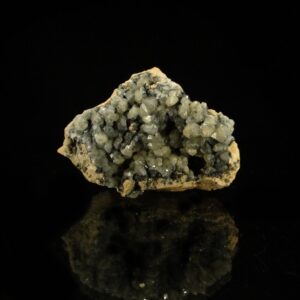 Ce sont des critaux de cérusite du Maroc, une pièce pour collectionneur de minéraux.
