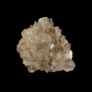 Un ensemble de cristaux de quartz améthyste de Saint Jacques d'Ambur en Auvergne, c'est une pièce pour collectionneur de minéraux.