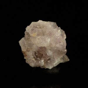 Un ensemble de cristaux de quartz améthyste de Saint Jacques d'Ambur en Auvergne, c'est une pièce pour collectionneur de minéraux.