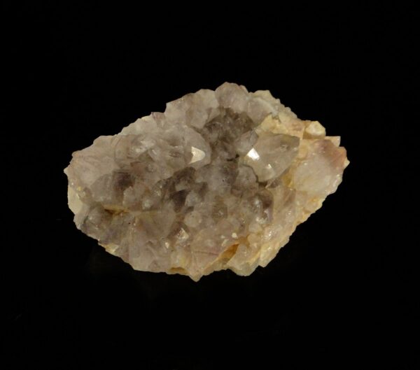 Un ensemble de cristaux de quartz améthyste de Saint Jacques d'Ambur en Auvergne, c'est une pièce pour collectionneur de minéraux.