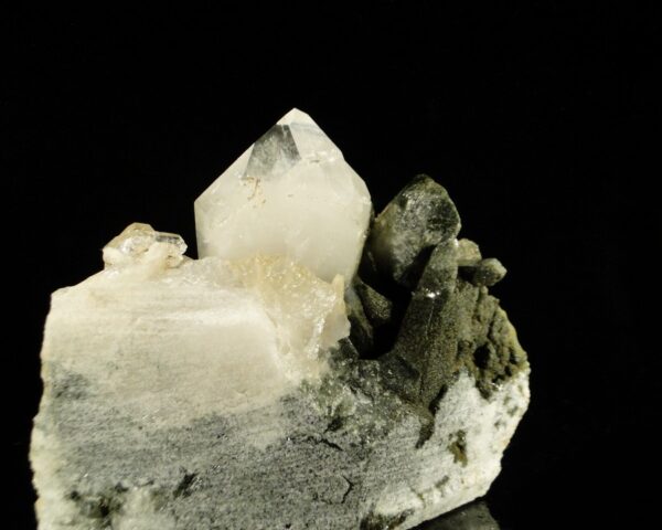 Des cristaux de quartz avec inclusions de chlorite des Alpes, c'est une pièce pour collectionneur de minéraux.