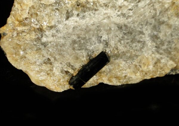 Des cristaux de tourmaline sur quartz de Beauchaud, c'est une pièce pour collectionneur de minéraux.