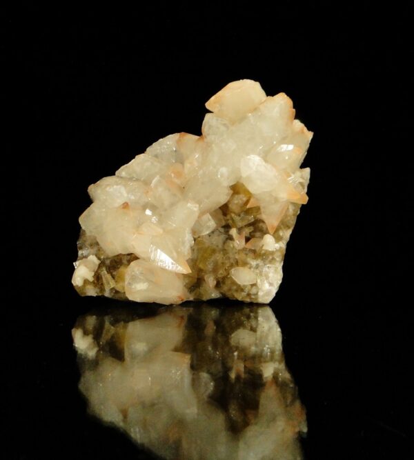 Des cristaux de calcite sur fluorite de Solis, c'est une pièce pour collectionneur de minéraux.