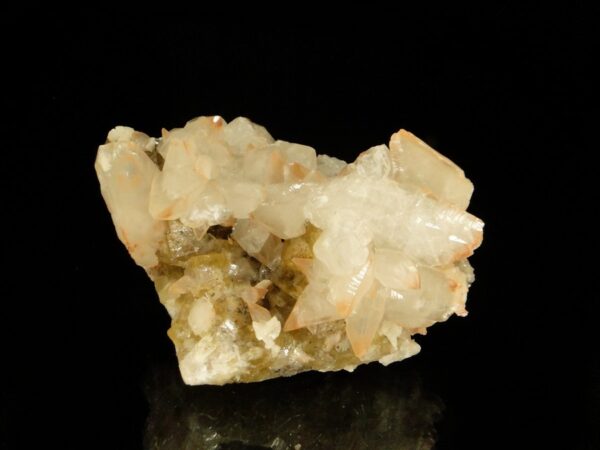 Des cristaux de calcite sur fluorite de Solis, c'est une pièce pour collectionneur de minéraux.