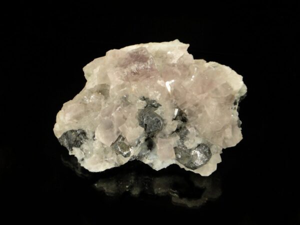 Un ensemble de cristaux de fluorite associé à de la galène, c'est une pièce d'Angleterre, du Weardale, c'est une pièce pour collectionneur de minéraux.