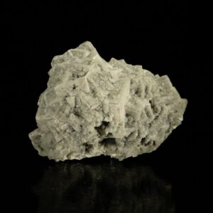Un ensemble de cristaux de fluorite et de baryte de la mine du Rossignol, Chaillac, c'est une pièce pour collectionneur de minéraux.
