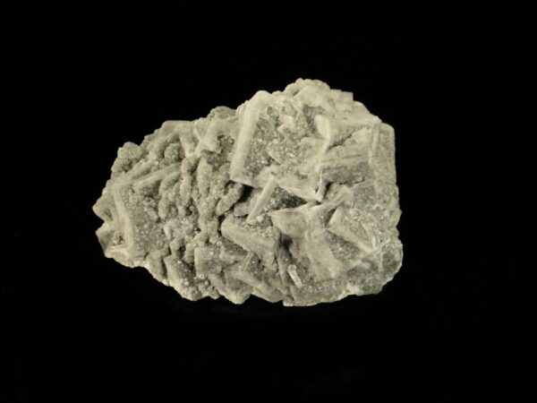 Un ensemble de cristaux de fluorite et de baryte de la mine du Rossignol, Chaillac, c'est une pièce pour collectionneur de minéraux.