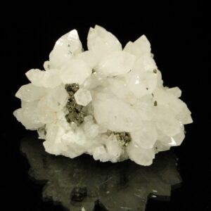Ce sont des cristaux de quartz et de pyrite de Cavnic en Roumanie, une pièce pour collectionneur de minéraux.