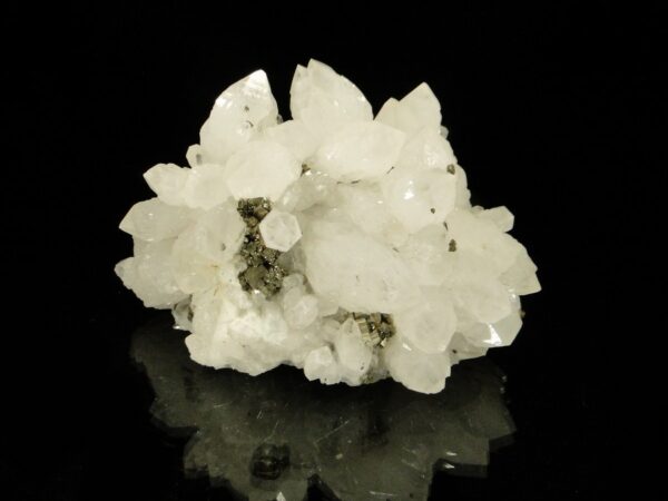 Ce sont des cristaux de quartz et de pyrite de Cavnic en Roumanie, une pièce pour collectionneur de minéraux.