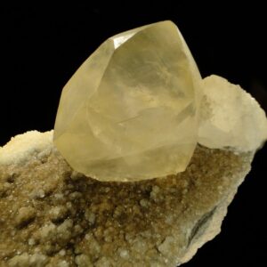 Ce sont des cristaux de calcite de Belgique, c'est une pièce pour collectionneur de minéraux.