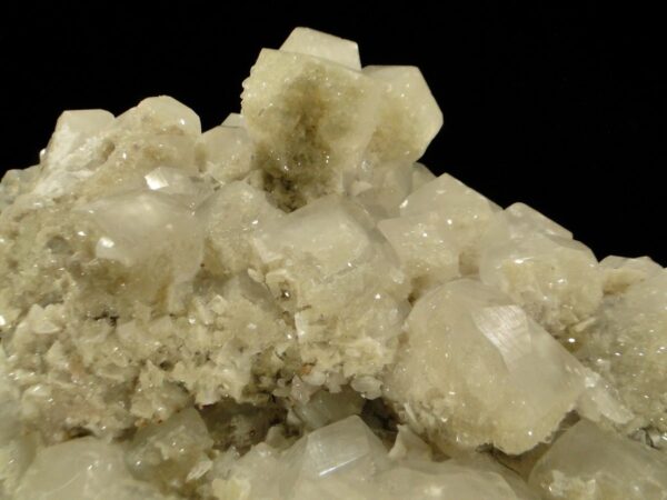 Une pièce de calcite associée à de la baryte et dolomite de la mina Moscona, Solis, c'est une pièce pour collectionneur de minéraux.
