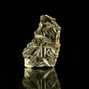 Ce sont des cristaux de baryte tabulaire et de fluorite de la mine du Rossignol, Chaillac, c'est une pièce pour collectionneur de minéraux.
