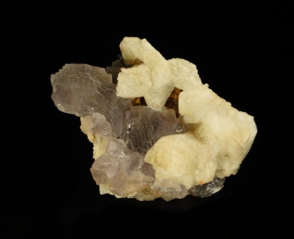 Un ensemble de cristaux de fluorite et calcite de La Collada, dans les Asturies, c'est une pièce pour collectionneur de minéraux.