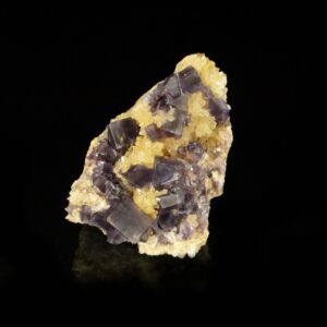 Un ensemble de cristaux de fluorite sur du quartz de Berbes, Asturies, c'est une pièce pour collectionneur de minéraux.