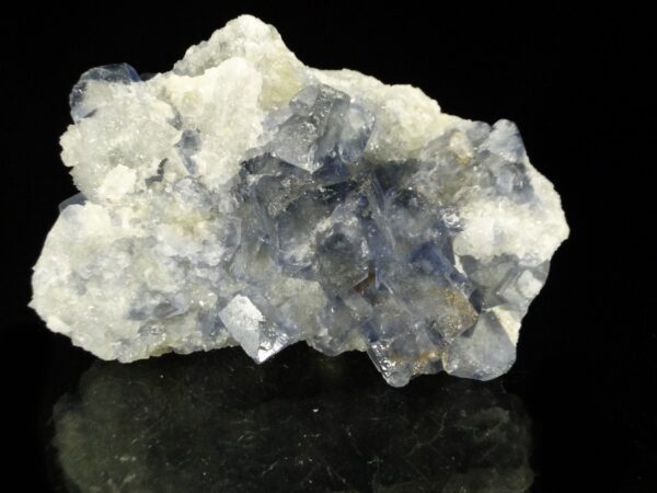 Un ensemble de cristaux de fluorite de Montroc, c'est une pièce pour collectionneur de minéraux.