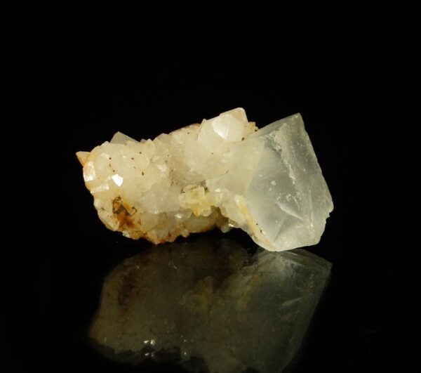 Un ensemble de cristaux de fluorite de Montroc, c'est une pièce pour collectionneur de minéraux.